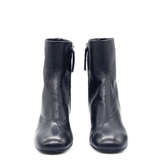 H12 Drop – Minimal black ankle boot in leather  
