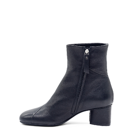 H12 Drop – Minimal black ankle boot in leather  