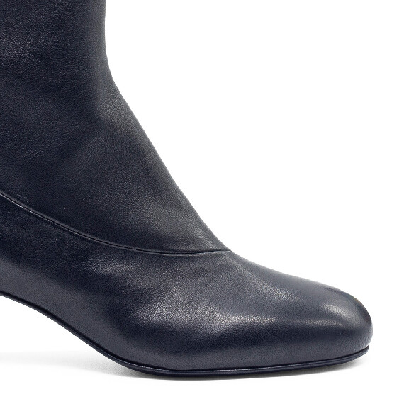 H12 Drop – Minimal black ankle boot in leather  
